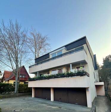 Haus mit Eingang (rechts) - 