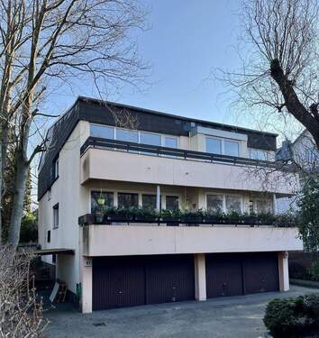 Haus mit Carport (links) - 