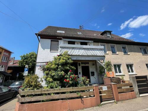 Hausansicht - Haupthaus mit zusätzlichem Appartement im Anbau, Top-Angebot für den klugen Rechner!