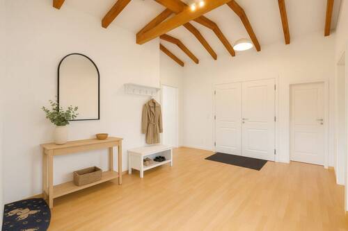 Modernes Foyer KI anmimiert mit natürlichem Licht - 7 Zimmer Etagenwohnung in Schondorf am Ammersee