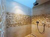 Dusche im Wellnessbereich - 