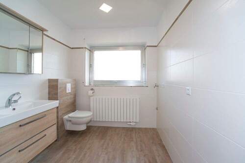 modern und neuwertig Bad 2 EG - 