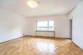 Kind mit Zugang zum Balkon EG - 