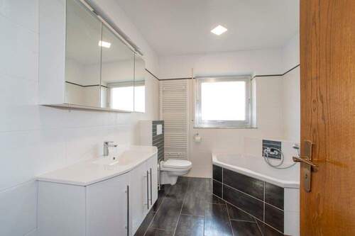 modern und neuwertig Bad 1 EG - 