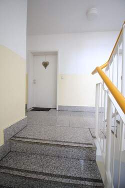 Hausflur - 1 Zimmer Etagenwohnung in Dresden