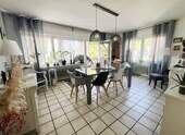 Zimmer EG mit Türe zu Terrasse - 