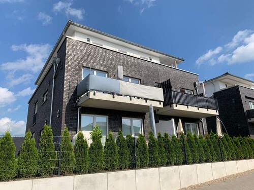 Hausansicht - Stelle: Moderne 3 Zimmer Wohnung mit sonnigem Balkon!