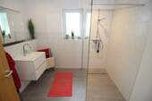 Tageslichtbad mit bodentiefe Dusche - 