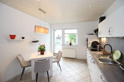 Küche mit Einbauküche - 