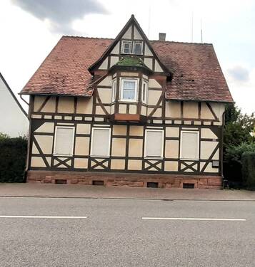 Frontansicht - Büdingen-Büches: Großes Fachwerkhaus mit Garten und Nebengebäude!