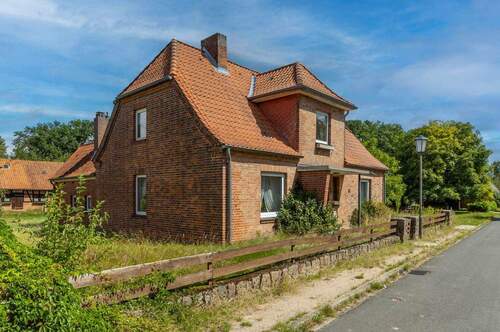 Ärzte & Apotheker Immobilien - Charmantes Sanierungsobjekt mit großem Grundstück und Nebengebäude in ruhiger Dorflage!