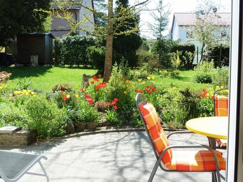 EG Blick vom Wohnzimmer auf die Terrasse und den liebevoll angelegten Garten_#P1070114o - 