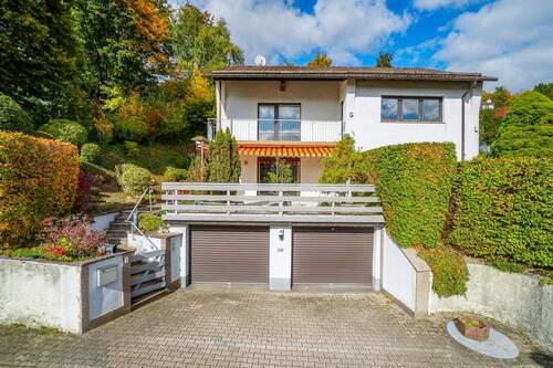 Wohnhaus und Doppelgarage - 6 Zimmer Einfamilienhaus zum Kaufen in Wald-Michelbach