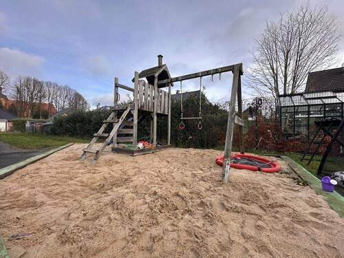 Eigener Spielplatz auf dem Grundstück - 