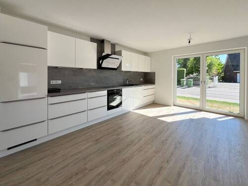 Wohnzimmer mit EInbauküche - 