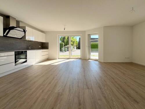 Wohnzimmer mit Einbauküche - 3 Zimmer Etagenwohnung zum Kaufen in Friedrichstadt