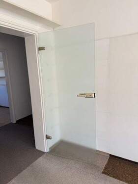 Moderne Glastür im Wohnzimmer - 