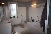 Badezimmer mit Wanne und Dusche (EG-Wohnung) - 
