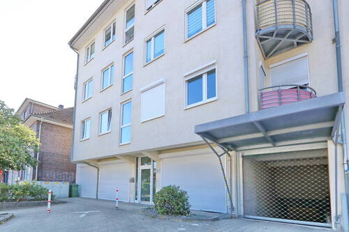 Hausvorderseite mit Tiefgarage - Etagenwohnung mit 85,80 m² in Hamburg zum Kaufen