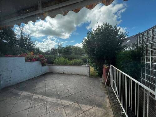 Terasse - rechts Zugang zum Keller.jpg - Reihenendhaus mit 130,00 m² in Bremen zum Kaufen