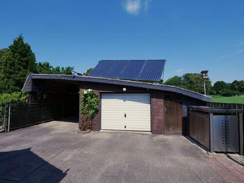 Ansicht Garage mit Solarthermie - 6 Zimmer Einfamilienhaus in Rieseby