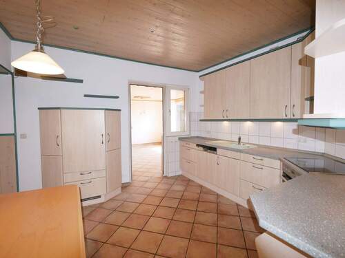 Erdgeschoss - Küche mit Einbauküche - 