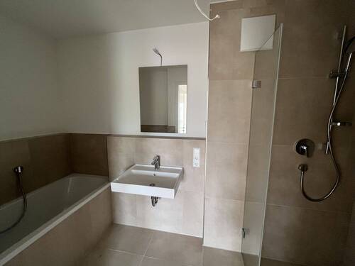 Bad mit Wanne und Dusche - 