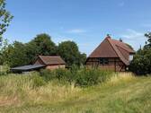 Blick vom Deich mit Nebengebäude - 