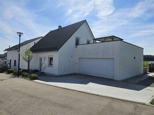 Ansicht vorne mit Garage - 4 Zimmer Einfamilienhaus zum Kaufen in Heidenheim