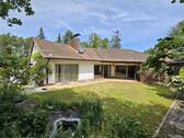 Gartenansicht mit kleinem Teich - 