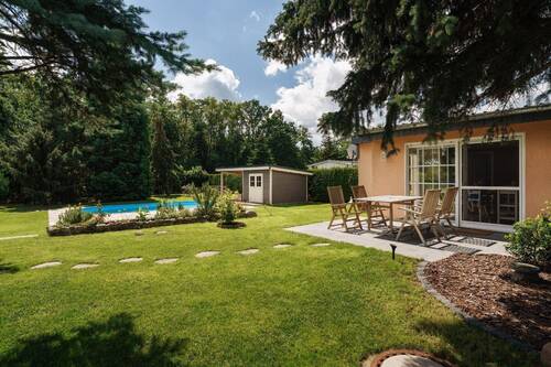 Blick auf Terrasse und Poolhaus - 