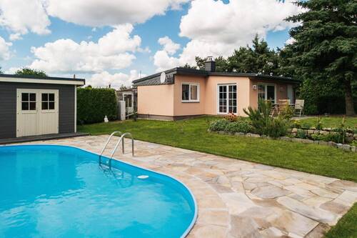 Gartenansicht - Einziehen. Abschalten. Genießen. Exklusiver Ferienbungalow in Seenähe