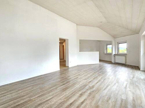 Großzügig Wohnen mit offenem Dachstuhl - 4 Zimmer Etagenwohnung in Rödental