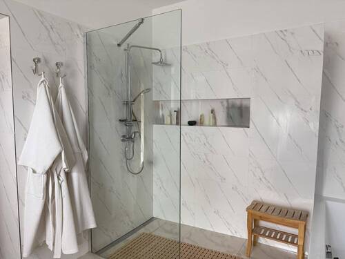 Bad mit ebenerdiger Dusche - 