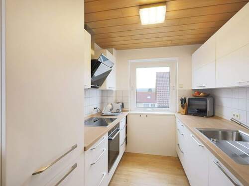 Schöne, moderne Einbauküche mit hochwertiger Ausstattung (Küche der Mieter) - 3 Zimmer Etagenwohnung zum Kaufen in Ditzingen-Hirschlanden