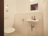 Modernes, hell gefliestes Gäste-WC - Etagenwohnung mit 75,00 m&sup2; in Ditzingen-Hirschlanden zum Kaufen