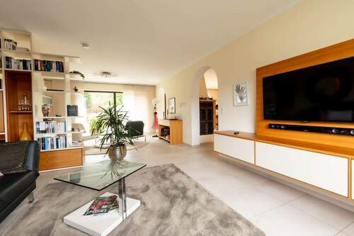 Wohn/Esszimmer mit Kaminofen - Elegantes Einfamilienhaus mit Einliegerwohnung in begehrter u. naturnaher Wohnlage von Erlabrunn