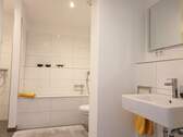 Bad mit Badewanne und Dusche - 
