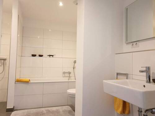 Bad mit Badewanne und Dusche - 