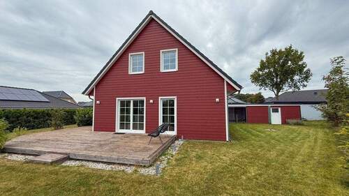 Gartenansicht mit Holzterrasse - 