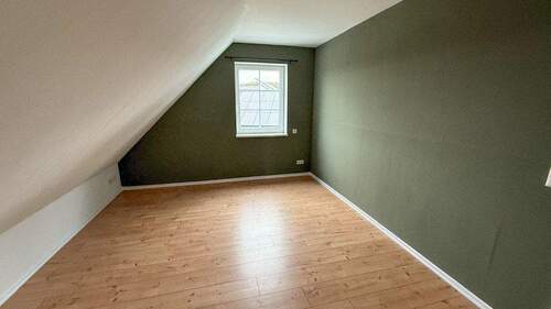 Zimmer im Dachgeschoss - 