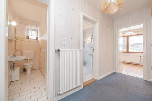 Erdgeschoss - Flur & separates WC - 