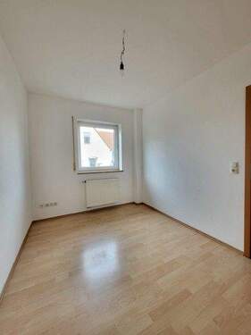 Zimmer EG - Mehrfamilienhaus, Wohnhaus mit 122,00 m&sup2; in Röthenbach zur Miete