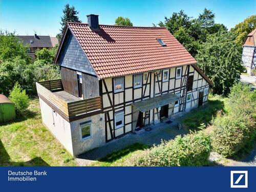 Außenansicht Straßenseite - Doppelhaus mit Fachwerkcharme - 95.000,00 EUR Kaufpreis, ca.  164,00 m² Wohnfläche