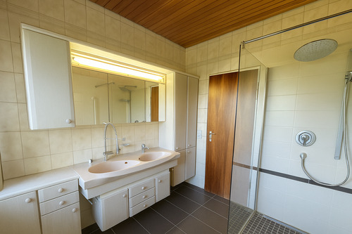 Bad EG - 7 Zimmer Einfamilienhaus in Leonberg