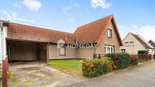 Außenansicht 1 - Viel Platz für Ihre Ideen: Einfamilienhaus mit 4 Zimmern, großem Garten und Nebengebäude