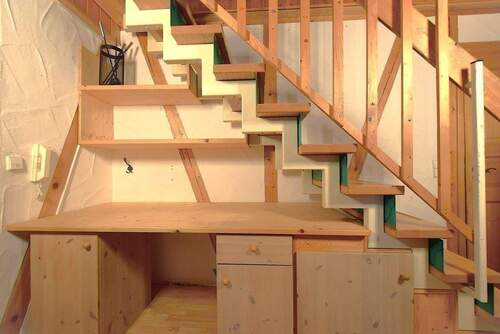 1.OG: Treppenaufgang zum 2.OG, Stauraum unter der - 