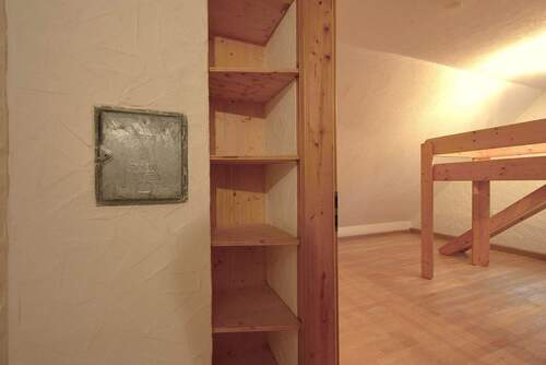 2.OG: Flur mit Regal DSC.JPG - 