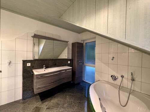 2. Bad OG Badewanne und Wascht - 