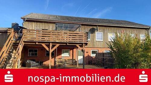 Außenansicht - Modernisiertes Reihenmittelhaus mit Balkon, Garage und Doppelcarport!